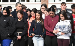 Alumnos y profesores de La Granja de Heras guardan un minuto de silencio entre l&aacute;grimas y abrazos