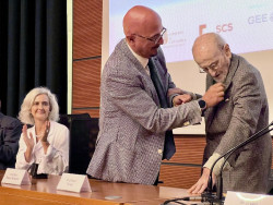 Álvaro Pombo destaca el espíritu cívico y social de Valdecilla al recibir la insignia de oro del hospital