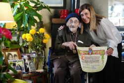 Álvaro Pombo recoge la Medalla de Oro de Cantabria: "La vejez es un buen momento para recibir medallas"