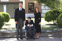 &Aacute;lvaro Pombo se define como "genio y figura" tras recoger el Cervantes y su sobrina apostilla: "No pierde el buen humor"