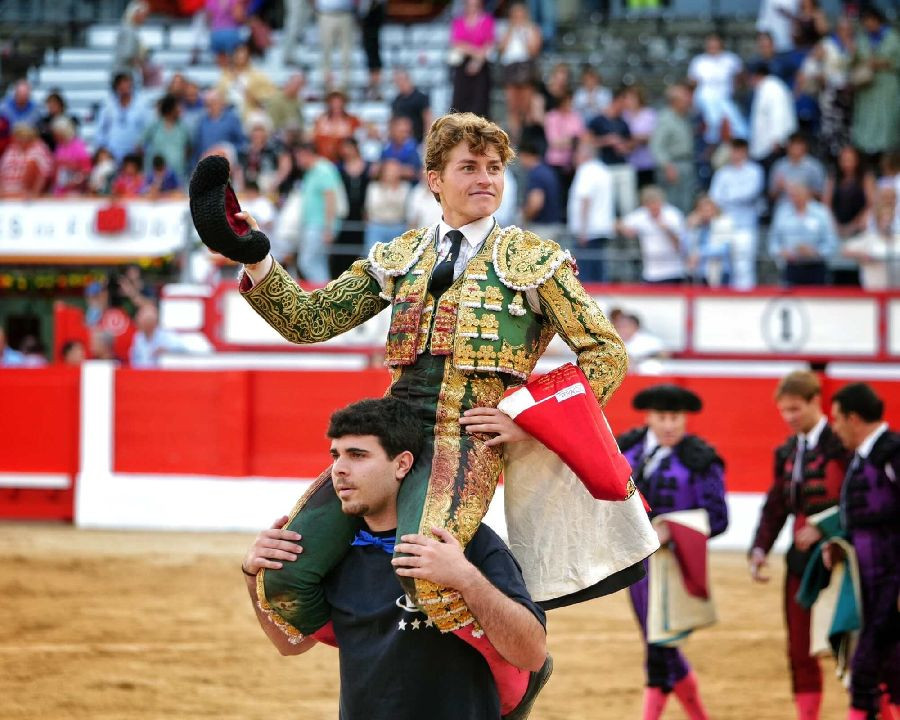 &Aacute;lvaro Serrano protagoniza la primera puerta grande de la Feria Taurina de Santiago