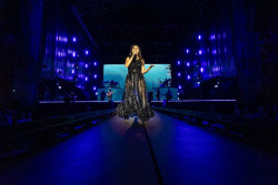 Amaral derrocha energía a su paso por Madrid con `Dolce Vita`: cómo sigue siendo grande el grupo que nació en las salas