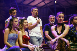 Antonio Banderas lanza `Godspell`, un musical de "paz y entendimiento": "Nuestra obligación es luchar en el escenario"