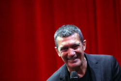 Antonio Banderas niega estar arruinado por la gesti&oacute;n del Teatro Soho CaixaBank: "Estoy a tope y amenazantemente feliz"