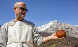 Antonio Sánchez Briz sigue la tradición del queso de Pido en Peña Remoña