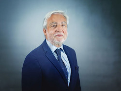 Antonio Sarabia, abogado, presenta su primera novela "El Octavo Caballo"