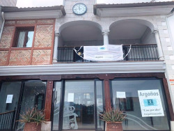  Argo&ntilde;os coloca una gran mascarilla en el balc&oacute;n del Ayuntamiento