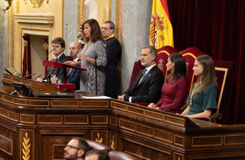 Armengol hace un discurso sanchista, reivindica la legitimidad del Gobierno de coalición y su puesto de trabajo y millonario salario