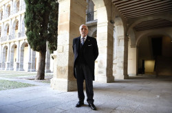 Arranca la tradicional ceremonia del Premio Cervantes con Luis Mateo Díez, el escritor que aspira "a la nada"
