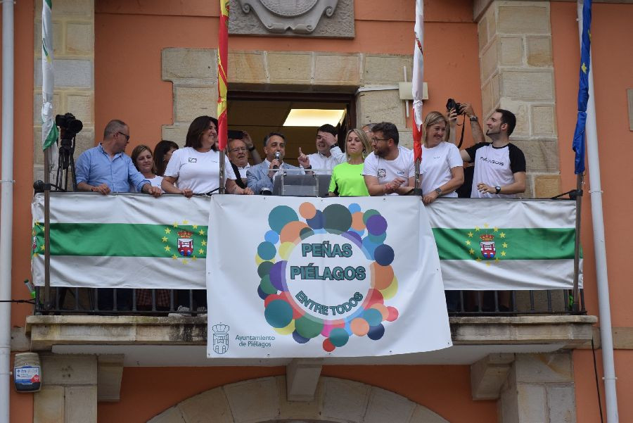 Arrancan las fiestas de San Antonio de Renedo con el chupinazo, el desfile de pe&ntilde;as y una verbena-romer&iacute;a