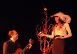 Arte en Escena presenta este jueves el recital poético musical `Mordiendo la manzana` en el Doctor Madrazo