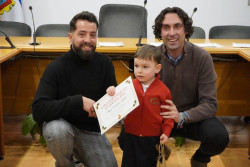 Astillero premia a una veintena de escolares en el concurso de tarjetas navideñas