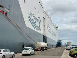 Atraca en Santander el `Moonlight`, sexto buque de la Clase Aurora de Höegh Autoliners