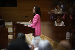 Ayuso hace `examen` de su gesti&oacute;n en el DER con 100 anuncios, sin menci&oacute;n al &aacute;tico y el foco en la "crisis nacional"