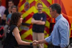 Ayuso y Pedro S&aacute;nchez, abucheado, se encuentran en el Puesto de Mando Avanzado en Cenicientos para seguir la evoluci&oacute;n del incendio