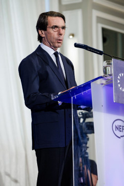 Aznar avisa de que S&aacute;nchez es "capaz de cualquier cosa": "la `Ley de nietos` ha sido un intento de alterar el censo"