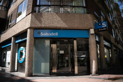 Banco Sabadell cae un 5% en la apertura de la Bolsa tras recortar su beneficio en 2025