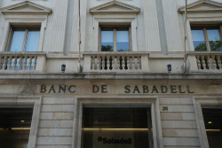 Banco Sabadell gana 1.775 millones en 2025 (-2,8%) y recomprar&aacute; acciones por 800 millones