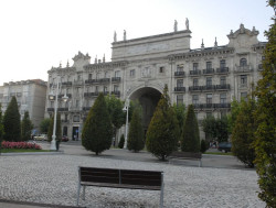 Banco Santander destina 4,6 millones de euros a 1.900 becas de ayuda econ&oacute;mica para investigadores