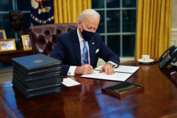 Biden presenta su plan para abordar la pandemia de COVID-19 en EEUU: "La ayuda está en camino"