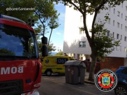 Bomberos asisten a una persona atrapada en una cama articulada en Santander y trasladada a Valdecilla