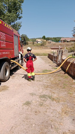 Bomberos de Cantabria abastecen con 12.000 litros de agua dos dep&oacute;sitos en Valderredible