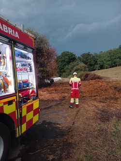  Bomberos extinguen un incendio en unas pacas cerca de una carretera en B&aacute;rcena de Cicero