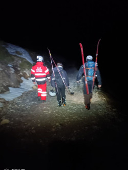 Bomberos gu&iacute;an a dos monta&ntilde;eros en el descenso desde la estaci&oacute;n superior de Picos de Europa