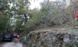 Bomberos socorren al conductor de un veh&iacute;culo con riesgo de volcar por un terrapl&eacute;n en Cillorigo de Li&eacute;bana