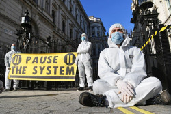 Boris Johnson desoye las cr&iacute;ticas con un arriesgado plan frente al coronavirus