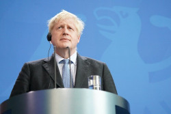 Boris Johnson recibe ox&iacute;geno pero "no est&aacute; con respirador"