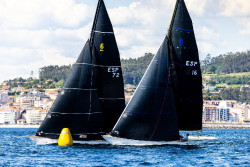 `Bribon`, con el Rey Juan Carlos, y `Moura` ganan la tercera serie del Trofeo Xacobeo en Sanxenxo