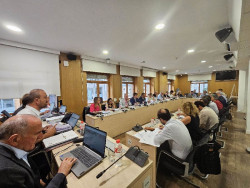 Bronca en el Pleno de Torrelavega al exhibir el portavoz de Vox un casco de Policía en apoyo al Cuerpo