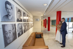 Buruaga destaca a Álvaro Pombo como "una de las voces más personales y brillantes de la literatura actual"