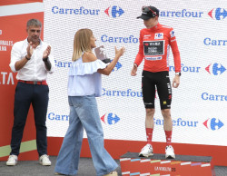 Buruaga entrega a Vingegaard el premio al l&iacute;der de La Vuelta tras la etapa disputada en Cantabria