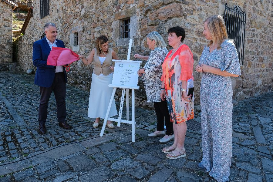 Buruaga entrega el t&iacute;tulo Pueblo de Cantabria 2025 a B&aacute;rcena Mayor, que representa "lo mejor" de la regi&oacute;n