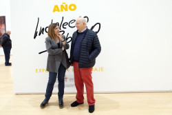 Buruaga visita la muestra de Indalecio Sobrino en la Biblioteca Central y reconoce su obra y trayectoria