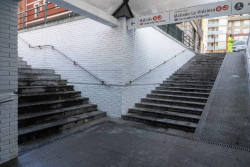 Camargo culmina la limpieza y pintado del paso inferior peatonal de la estación de Renfe en Maliaño