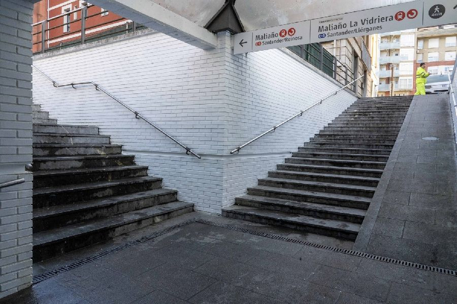 Camargo culmina la limpieza y pintado del paso inferior peatonal de la estación de Renfe en Maliaño