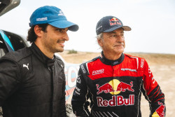 Carlos Sainz se sube al Ford Raptor T1+ de su padre: "Es acojonante"