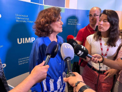 Carmen Calvo, de vacaciones en Cantabria, defiende la regularizaci&oacute;n de migrantes que choca con el derecho comunitario