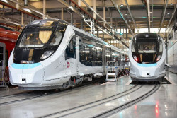 Casares justifica el sobrecoste de los trenes que no cab&iacute;an por los t&uacute;neles en la subida de las materias primas