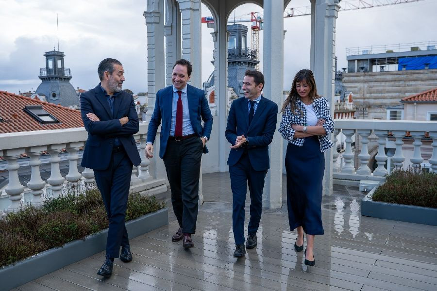 Casares ofrece la colaboración del Gobierno de España al director de Faro Santander