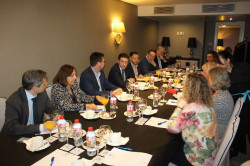 Casares se compromete a impulsar un "verdadero" Pacto por la Sanidad "con todos los profesionales de la salud"