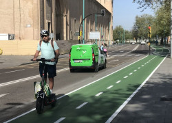 Casco para patinetes, 15 a&ntilde;os de edad m&iacute;nima y m&aacute;s protecci&oacute;n a ciclistas: nuevas normas de tr&aacute;fico desde ma&ntilde;ana