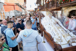 Centenares de personas acompa&ntilde;an a la Virgen de la Cama en su procesi&oacute;n