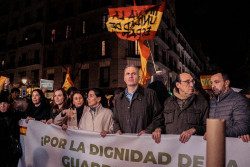 Centenares de personas protestan ante el teatro La Abadía por la obra `Altsasu`: "Ni olvido ni perdón, ETA a prisión"