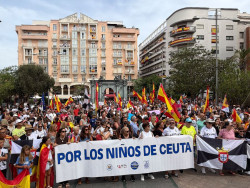 Centenares de personas se manifiestan en Ceuta contra el Gobierno y exigen que se vayan los invasores