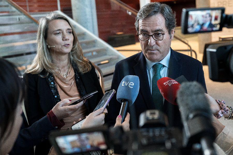 CEOE propone una subida del SMI del 1,5% para 2026, hasta 1.202 euros al mes, con tributación en el IRPF