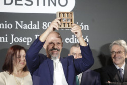 César Pérez Gellida gana el Premio Nadal 2024 con el thriller rural `Bajo tierra seca`